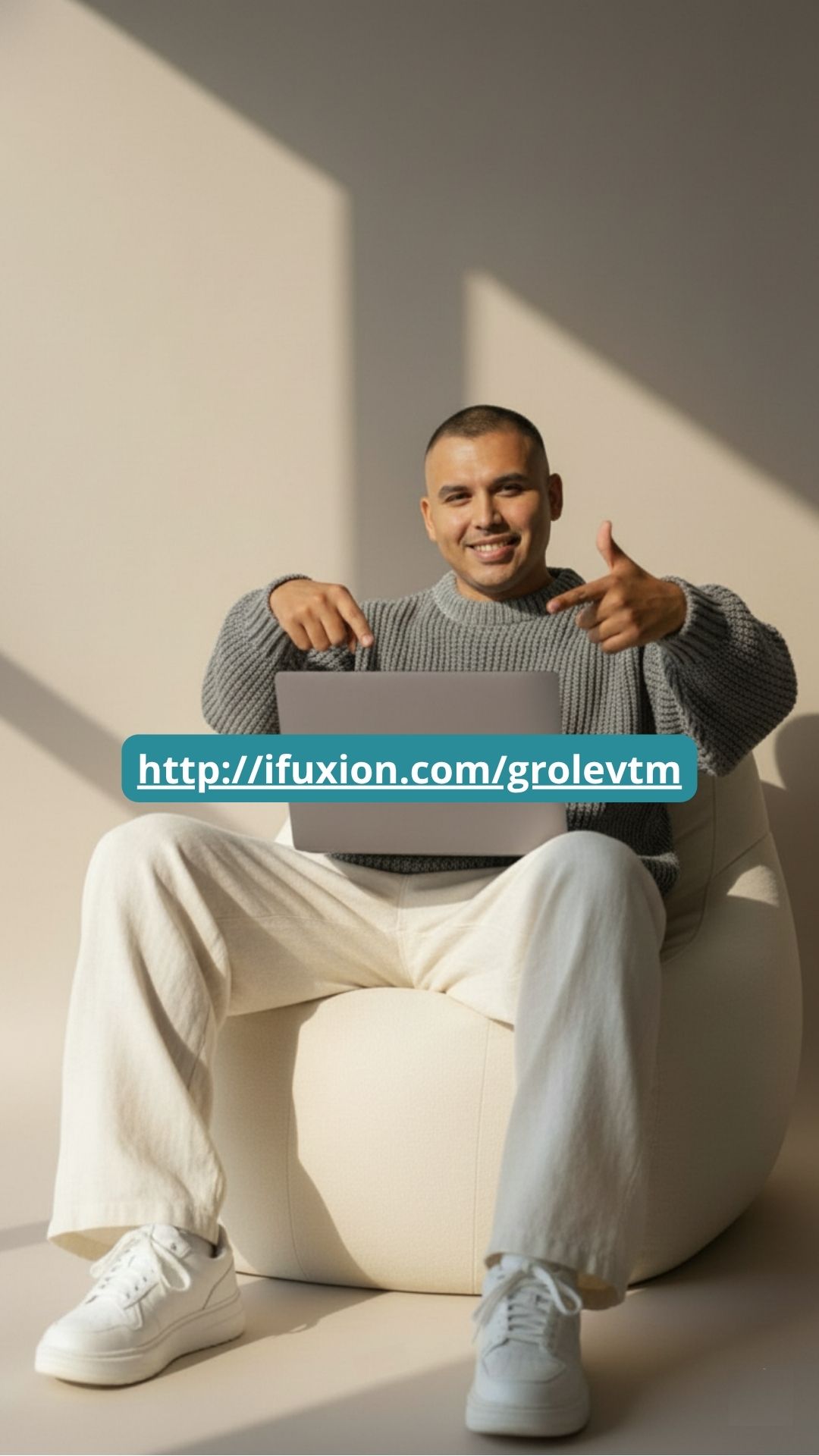 Grover Chávez señalando su tienda virtual Fuxion